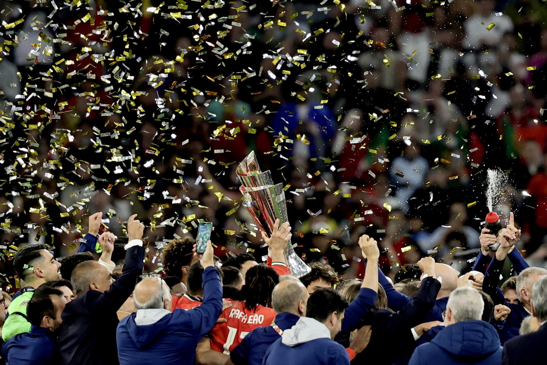 Un aficionado que presenciaba la final de la Liga de Naciones entre España y Portugal murió en Múnich al caer desde la tribuna que se encontraba sobre un sector de la tribuna de prensa. EFE/EPA/RONALD WITTEK