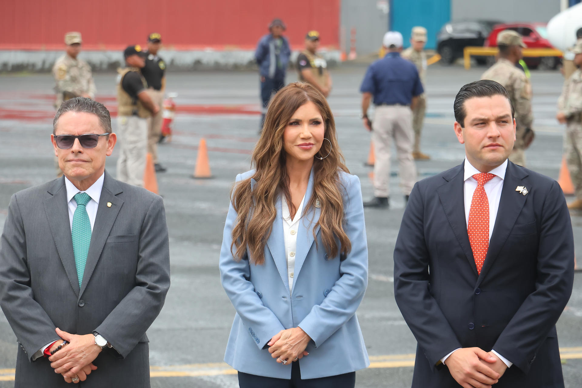 La secretaria de Seguridad Nacional de Estados Unidos, Kristi Noem (c), en compañía del ministro de Seguridad, Frank Ábrego (i), asisten a un acto este martes, en Ciudad de Panamá (Panamá). EFE/ Gabriel Rodríguez