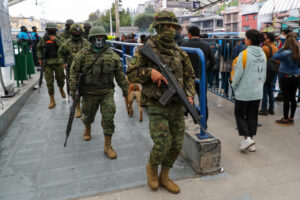Fotografía de archivo del 12 de enero de 2024 de militares y policías ecuatorianos realizando un operativo, en Quito (Ecuador). EFE/ José Jácome