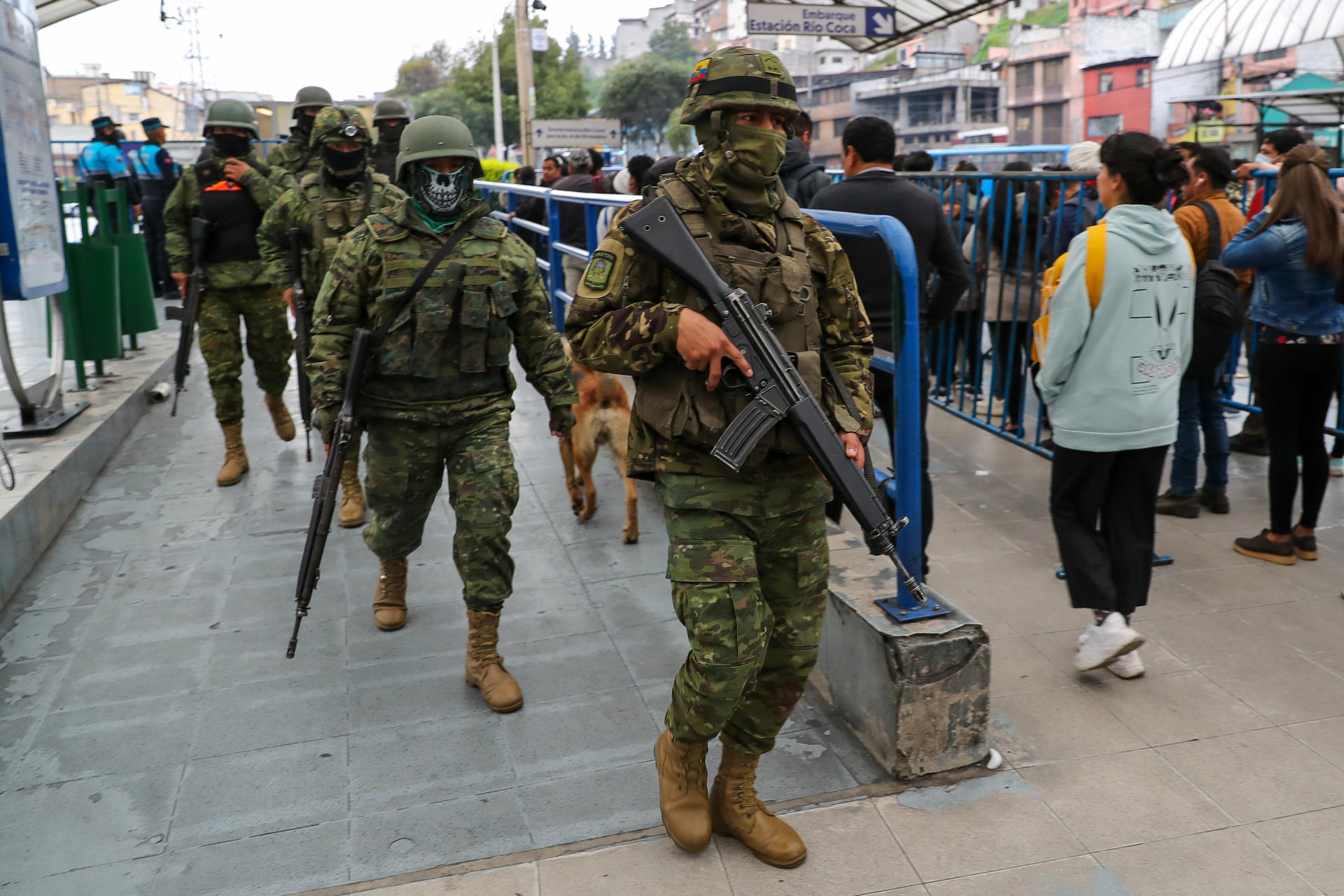 Fotografía de archivo del 12 de enero de 2024 de militares y policías ecuatorianos realizando un operativo, en Quito (Ecuador). EFE/ José Jácome