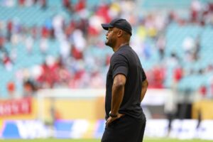 El entrenador del Bayern Múnich, Vincent Kompany, elogió la exigencia que este domingo les planteó Flamengo en el partido por el paso a los cuartos de final del Mundial de Clubes. EFE/EPA/CRISTOBAL HERRERA-ULASHKEVICH