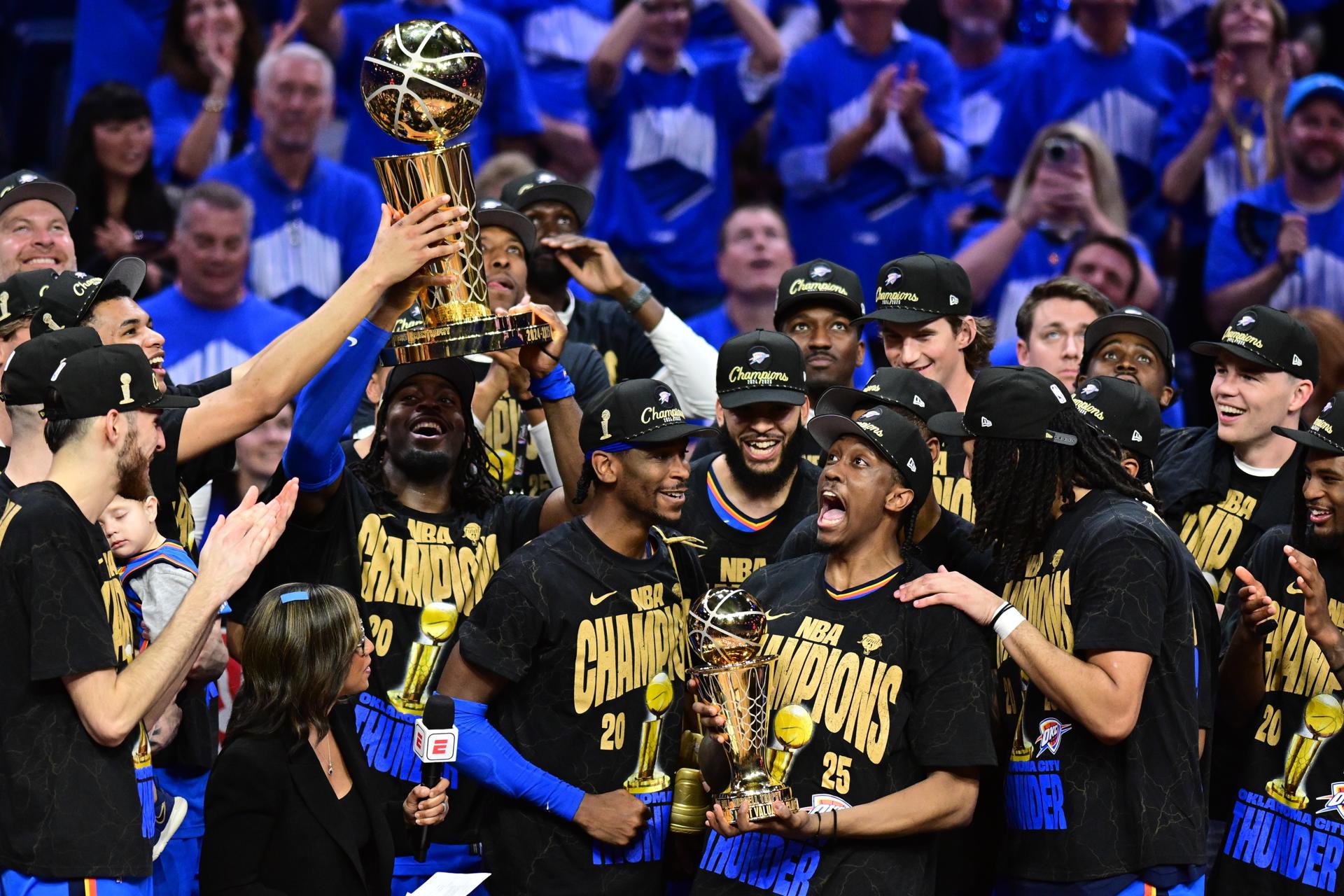 Jugadores, directivos y miembros de la comisión técnica de los Thunder levantan el trofeo que los acredita como flamantes campeones de la NBA al ganar este domingo en casa, el Paycom Center de Oklahoma, el el séptimo juego de las finales a Indiana Pacers. EFE/EPA/MANUELA SOLDI