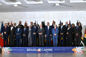 Asistentes a la Cumbre Brasil-Caribe, posan este viernes en Brasilia (Brasil). EFE/Andre Borges