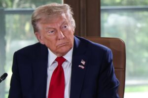 El presidente estadounidense Donald Trump asiste a una sesión de trabajo durante la cumbre del Grupo de los Siete (G7) en el Pomeroy Kananaskis Mountain Lodge en Kananaskis, Alberta, Canadá, el 16 de junio de 2025. EFE/LUDOVIC MARIN / POOL
``` ////////// US President Donald Trump attends a working session during the Group of Seven (G7) Summit at the Pomeroy Kananaskis Mountain Lodge in Kananaskis, Alberta, Canada, 16 June 2025. EFE/EPA/LUDOVIC MARIN / POOL