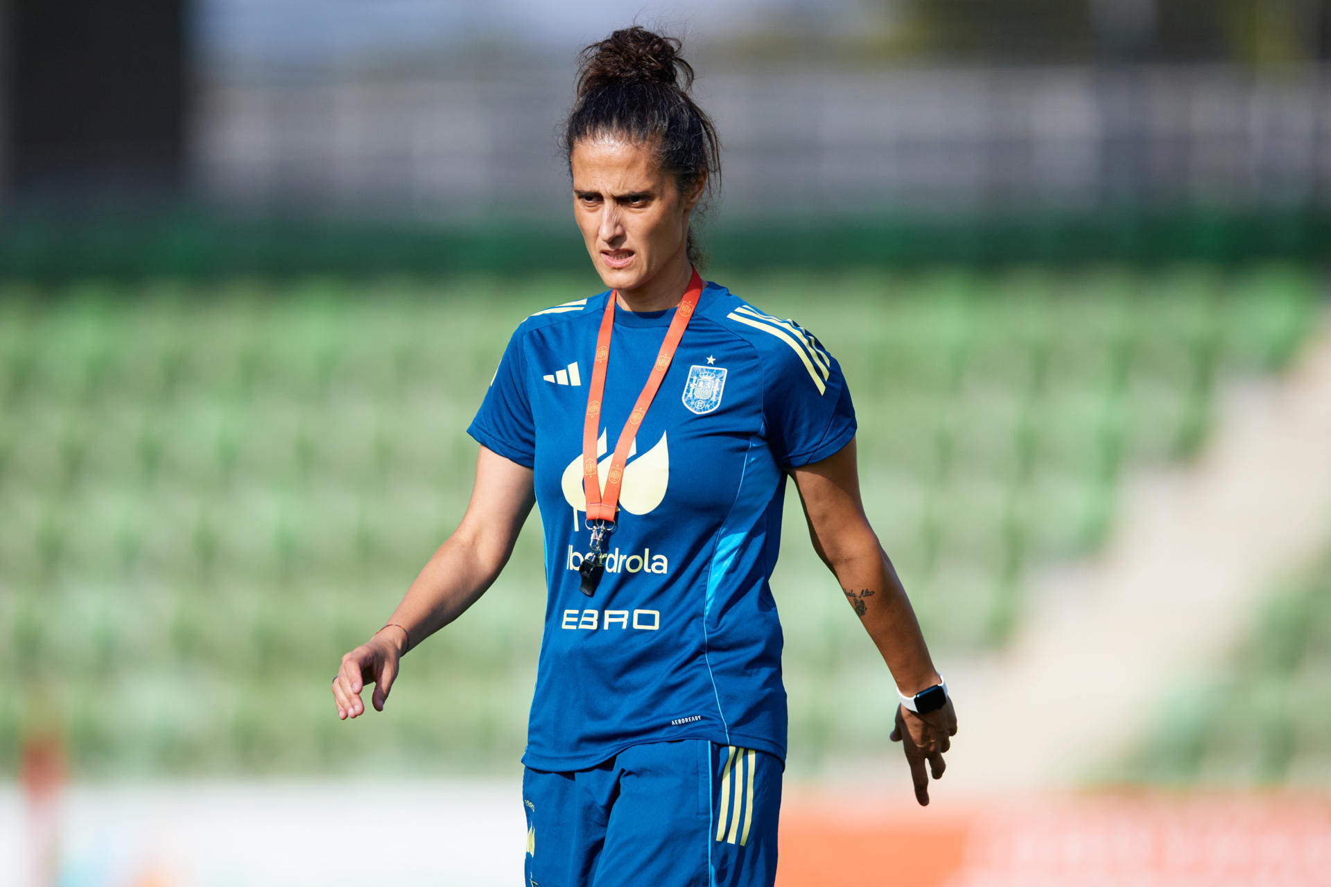 La seleccionadora nacional Montse Tomé dirige el entrenamiento del equipo español de fútbol femenino en la Ciudad del Fútbol, en Las Rozas, Madrid, este miércoles. El equipo prepara su partido de la Eurocopa ante Portugal y el amistoso ante Japón. EFE/ David Aliaga/RFEF SOLO USO EDITORIAL/SOLO DISPONIBLE PARA ILUSTRAR LA NOTICIA QUE ACOMPAÑA (CRÉDITO OBLIGATORIO)
