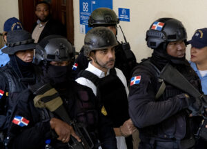 Fotografía de archivo del empresario Antonio Espaillat (c), siendo custodiado y trasladado a la audiencia en el Primer Tribunal Colegiado del Distrito Nacional en Santo Domingo (República Dominicana). EFE/Orlando Barria/ARCHIVO