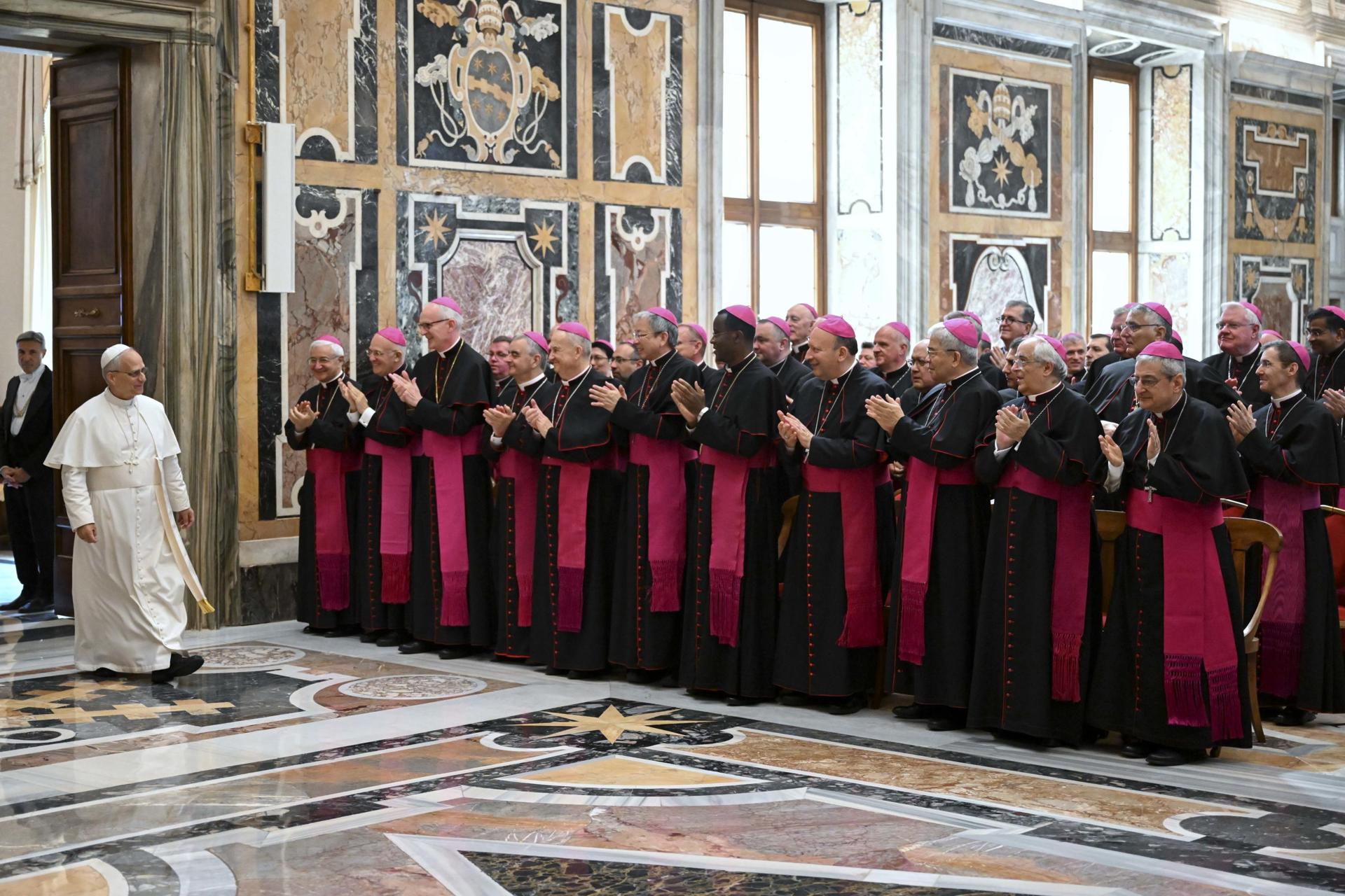 El papa León XIV asiste a una audiencia con nuncios y representantes papales en la Ciudad del Vaticano, el 10 de junio de 2025. EFE/EPA/VATICAN MEDIA HANDOUT USO EDITORIAL EXCLUSIVO/SIN VENTAS
