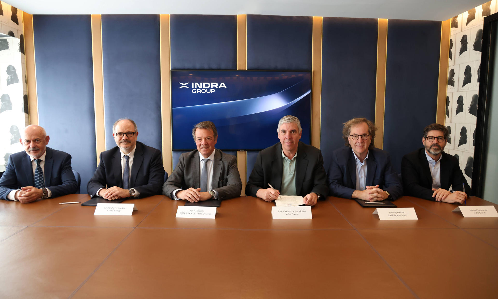 La tecnológica española Indra ha cerrado formalmente este viernes la adquisición del 26,34 % adicional del capital social de TESS Defence, al haberse cumplido las condiciones suspensivas a las que estaba sujeta la operación, por lo que ha pasado a ostentar el 51,01 % del capital social. (Izda a dcha) Javier Abajo, adjunto al director general de TESS Defensa; Fernando Fernández, director general de EM&E; Juan Escriña, director general de GDELS-Santa Bárbara Sistemas; José Vicente de los Mozos, director general del Grupo Indra; Ibon Aperribay, consejero de Operación Sapa; y Manuel Escalante, nuevo presidente del Consejo de Administración de TESS Defensa y CTO de Grupo Indra. EFE/Indra CRÉDITO OBLIGATORIO SOLO USO PERMITIDO PARA ILUSTRAR LA NOTICIA QUE APARECE EN EL PIE DE FOTO SÓLO USO EDITORIAL