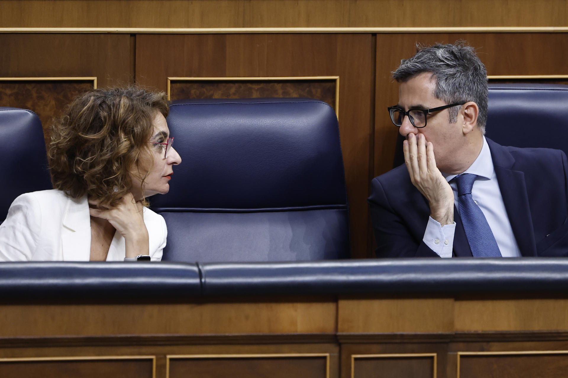 MADRID, 25/06/2025.- El ministro de la Presidencia y de Justicia, Félix Bolaños conversa con la vicepresidenta primera del Gobierno y ministra de Hacienda, María Jesús Montero, en el Congreso de los Diputados, este miércoles. EFE/Chema Moya