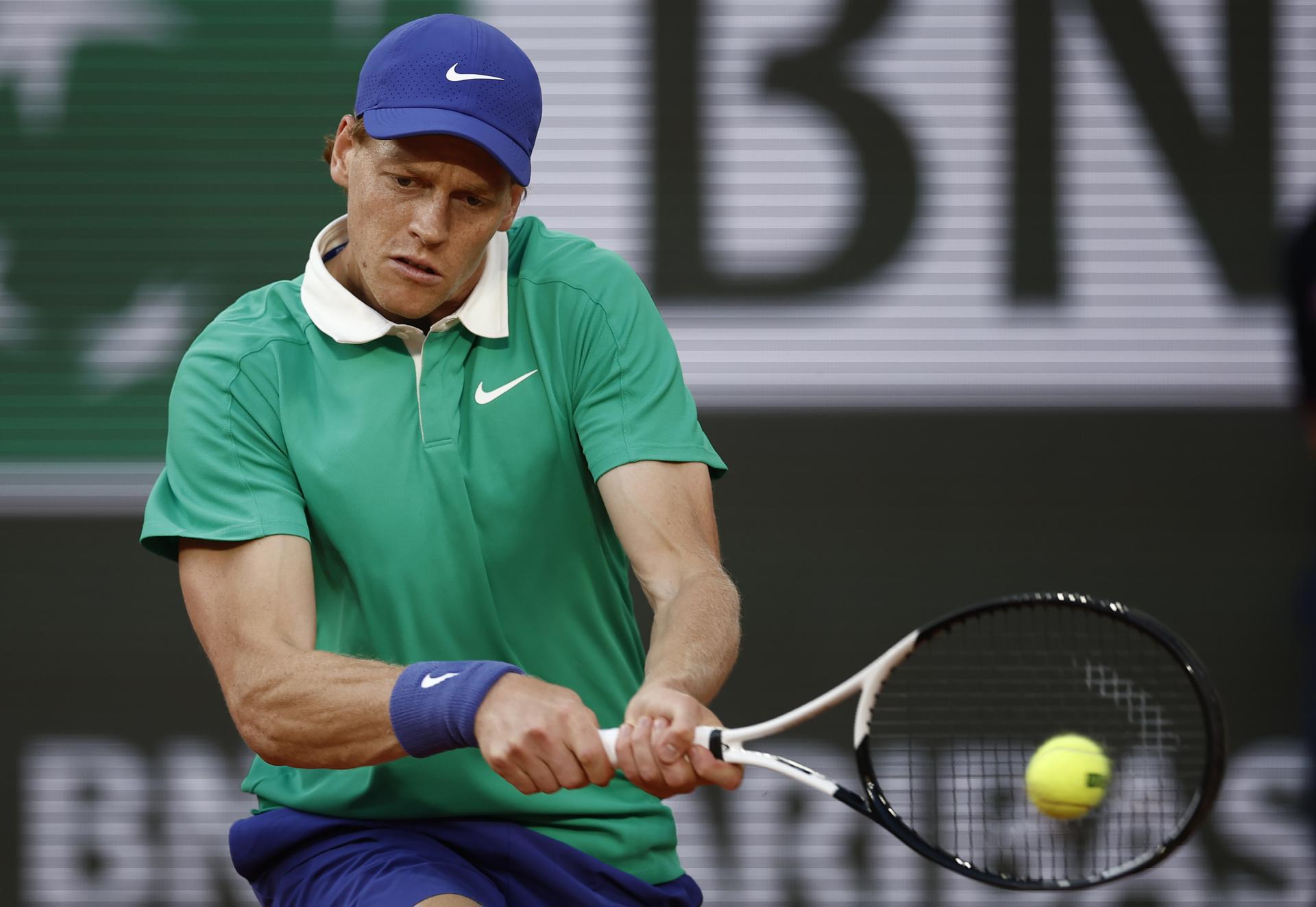 El jugador italiano Jannik Sinner durante su partido de cuarta ronda de Rolnad Garros ante el ruso Andrey Rublev. EFE/EPA/YOAN VALAT