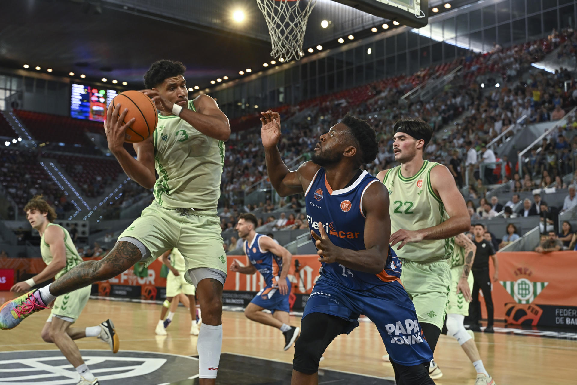 Brooks de Bisschop (i), del Real Betis Baloncesto, coge un rebote durante la final por el ascenso a la Liga Endesa en la Caja Mágica de Madrid este domingo. EFE/ Fernando Villar