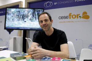 La inteligencia artificial se convertirá en las próximas décadas en una herramienta eficaz para la gestión de bosques que puede contribuir a paliar los efectos de los incendios forestales, ha asegurado este jueves el director de digitalización de la Fundación Cesefor y secretario técnico del 9º Congreso Forestal Español que se celebra estos días en Gijón, Rodrigo Gómez Conejo. EFE/ Juan González