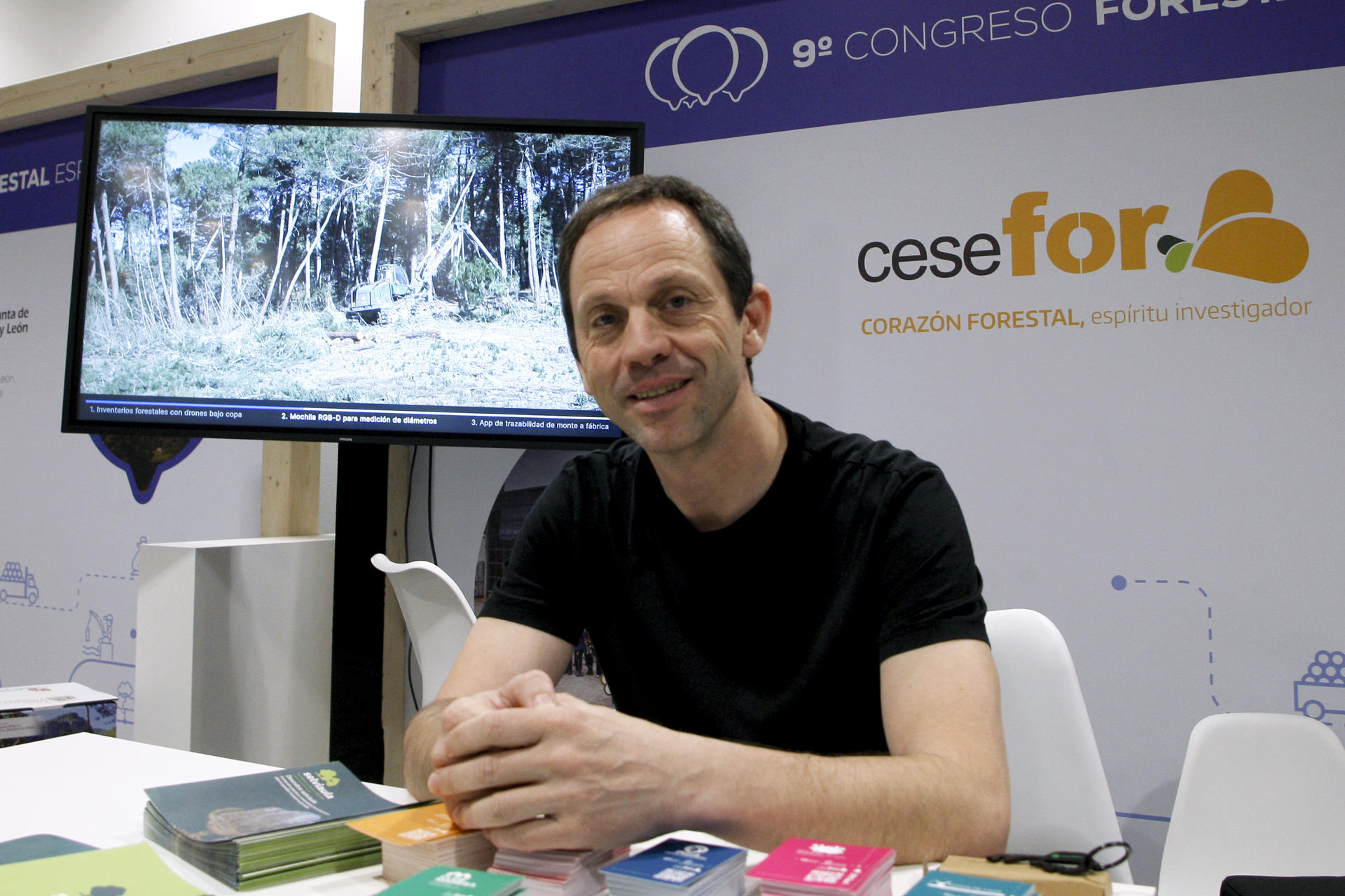 La inteligencia artificial se convertirá en las próximas décadas en una herramienta eficaz para la gestión de bosques que puede contribuir a paliar los efectos de los incendios forestales, ha asegurado este jueves el director de digitalización de la Fundación Cesefor y secretario técnico del 9º Congreso Forestal Español que se celebra estos días en Gijón, Rodrigo Gómez Conejo. EFE/ Juan González