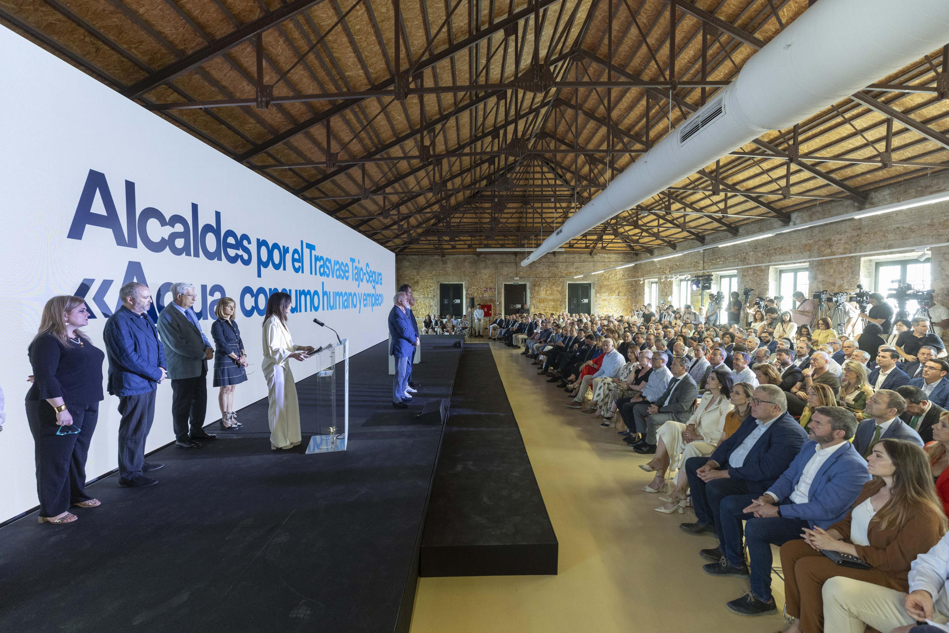 Alcaldes de más de 80 municipios de Murcia, Almería y Alicante que se abastecen con agua del trasvase del Tajo al Segura han participado este jueves en un acto institucional en defensa de esa infraestructura, que consideran fundamental e irrenunciable ante la amenaza de ser recortada a partir de 2027. EFE/Marcial Guillén