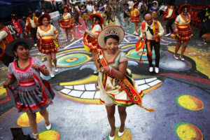 Personas bailan la danza del 'Salay' durante la entrada folclórica del Gran Poder este sábado, en La Paz (Bolivia). EFE/Luis Gandarillas