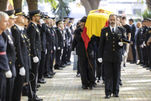 Compañeros portan el féretro del subinspector de Policía Antonio Ramos Pérez, fallecido en un accidente de tráfico en Torremolinos cuando volvía a casa de trabajar tras colisionar con tres fugitivos del robo a una farmacia en Málaga, mientras hacen el pasillo de honor acompañados de más de un centenar de agentes.EFE/ Daniel Pérez