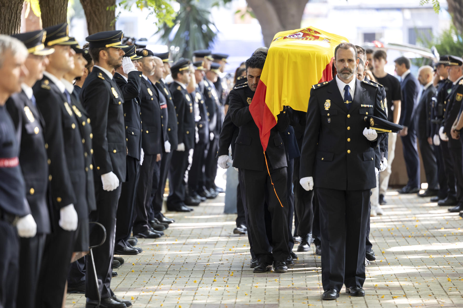 Compañeros portan el féretro del subinspector de Policía Antonio Ramos Pérez, fallecido en un accidente de tráfico en Torremolinos cuando volvía a casa de trabajar tras colisionar con tres fugitivos del robo a una farmacia en Málaga, mientras hacen el pasillo de honor acompañados de más de un centenar de agentes.EFE/ Daniel Pérez