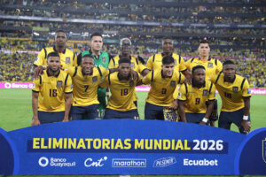 Jugadores de Ecuador forman previo a un partido de las eliminatorias sudamericanas para el Mundial de 2026 entre  las selecciones de Ecuador y Brasil en el estadio Monumental Isidro Romero Carbo en Guayaquil (Ecuador). EFE/ José Jacome