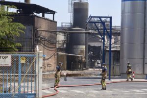 Vista del estado de la fabrica de a compañía familiar alavesa Lascaray-LEA, que sufrió ayer viernes un grave incendio, en Vitoria. El incendio sin heridos desatado ayer en la fábrica de productos de higiene personal LEA en Vitoria está controlado, aunque no extinguido totalmente, por lo que efectivos de los bomberos mantienen activa una línea de agua para apagar cualquier posible pequeño conato de fuego que pudiese reactivarse. EFE/ L. Rico