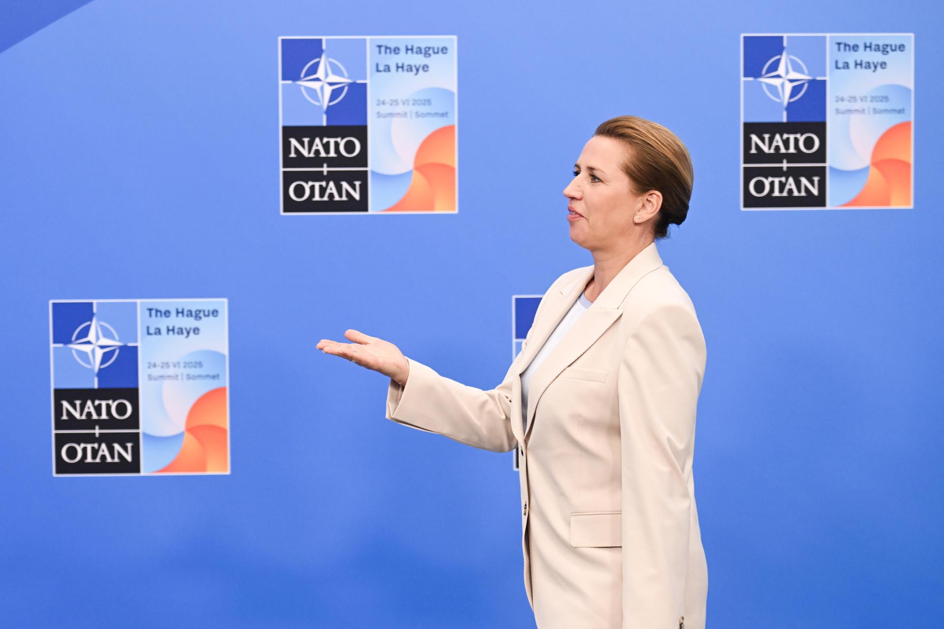 La primera ministra danesa, Mette Frederiksen, habla con periodistas a su llegada a la cumbre de la OTAN en La Haya, el 25 de junio de 2025. EFE/EPA/JONAS ROOSENS