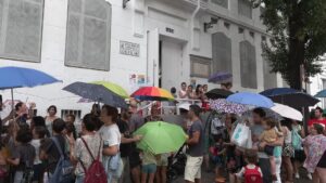 Familias y alumnos de un colegio de Sevilla se concentran en protesta por las altas temperaturas que afectan al centro.EFE/Juan Chicano