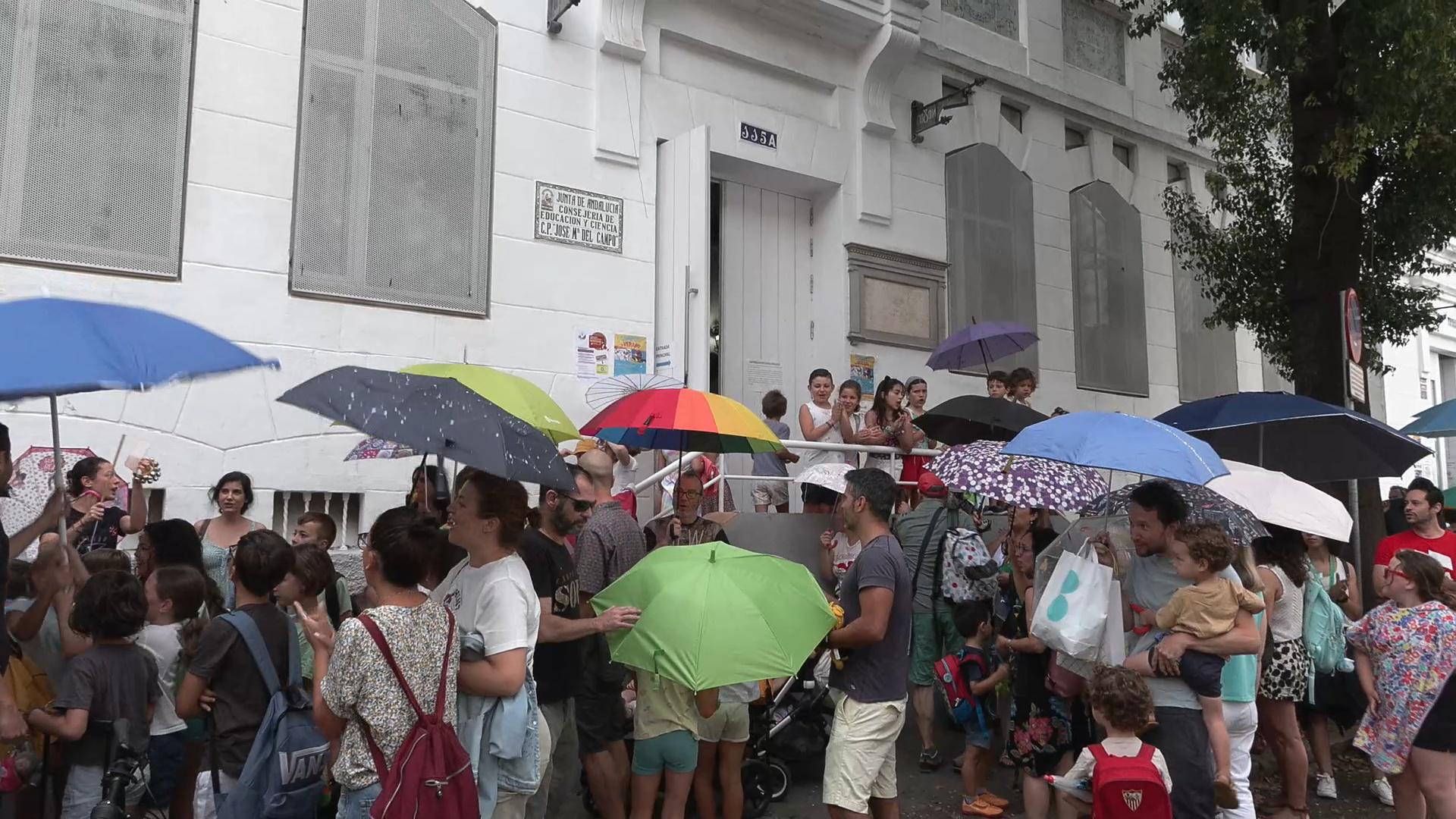 Familias y alumnos de un colegio de Sevilla se concentran en protesta por las altas temperaturas que afectan al centro.EFE/Juan Chicano