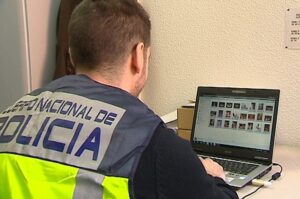Imagen de archivo de la Policía Nacional en una operación contra la pornografía infantil en internet. EFE/EFE-TV