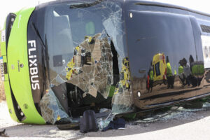 Varias personas han sufrido heridas leves este lunes al volcar en autobús en el que viajaban por la autovía A-62, a la altura del municipio salmantino de Fuentes de Oñoro, cerca de la frontera española con Portugal, según han confirmado a EFE fuentes del Servicio de Emergencias 112. EFE/Carlos García