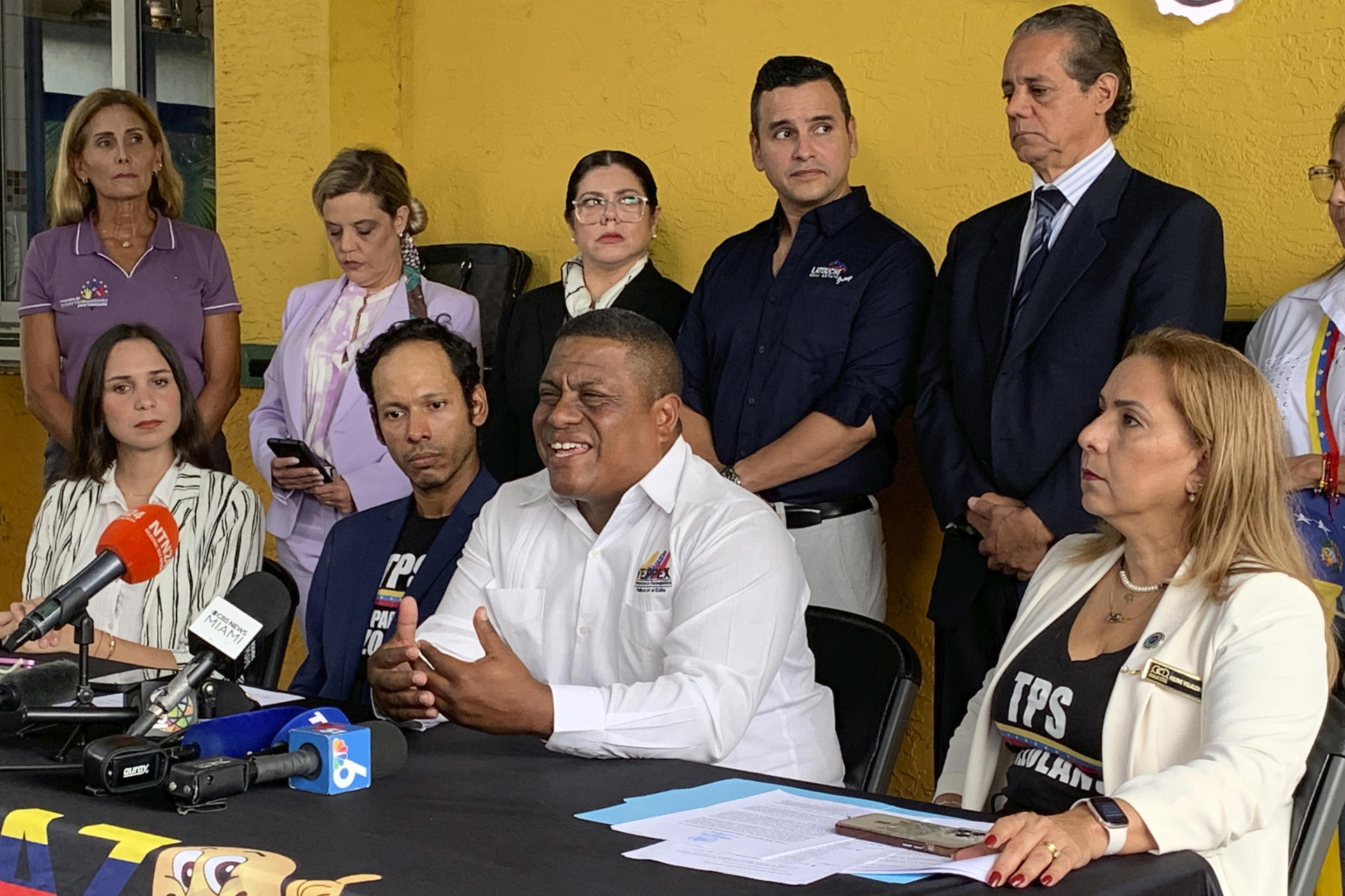 Desde la izquierda, la activista de la Fundación Guardianes de los Derechos Humanos, Zarai Maza; el jefe ejecutivo de Activistas Voz y Expresión (AMAVEX), Juan J Correa-Villalonga; el presidente de Venezolanos Perseguidos Políticos en el Exilio (VEPPEX), José A. Colina, y la presidenta de AMAVEX, Helene Villalonga hablan en una rueda de prensa este miércoles, en Miami (Estados Unidos). EFE/Hugo Barcia