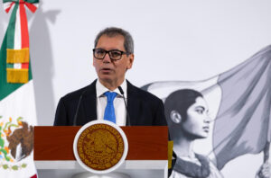 Fotografía cedida este viernes por la presidencia de México, del titular de la SHCP, Édgar Amador Zamora, durante su participación en una rueda de prensa de la presidenta de México, Claudia Sheinbaum, en Palacio Nacional de la Ciudad de México (México). EFE/Presidencia de México/SOLO USO EDITORIAL/NO VENTAS/SOLO DISPONIBLE PARA ILUSTRAR LA NOTICIA QUE ACOMPAÑA(CRÉDITO OBLIGATORIO)