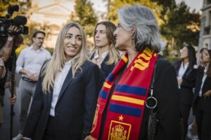 La española Olga Carmona junto a la embajadora Maria Celsa Nuno Garcia en el hotel Royal Savoy en Lausana, Suiza. EFE/EPA/GABRIEL MONNET