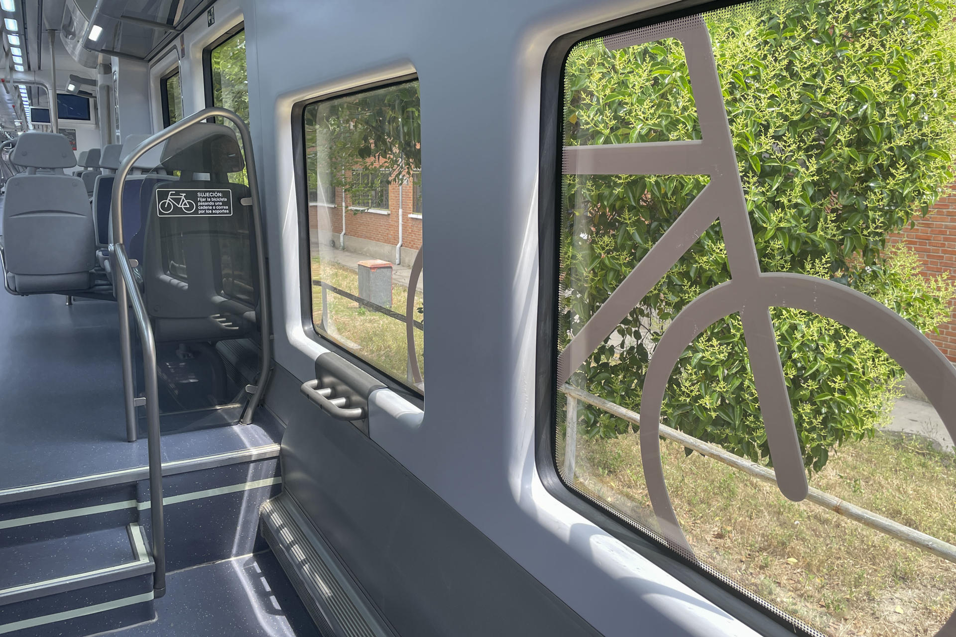 Vista de los nuevos vinilos de señalización de bicicletas en Renfe, que ha flexibilizado su normativa para facilitar el transporte de las bicicletas en sus trenes. EFE/Inés Verdejo