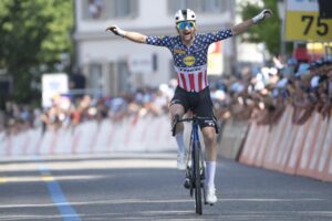 El estadounidense Quinn Simmons (Lidl), doble campeón nacional, celebra la victoria en la tercera etapa de la Vuelta a Suiza disputada entre Aarau y Heiden, de 195.6 km de recorrido. .EFE/EPA/GIAN EHRENZELLER
