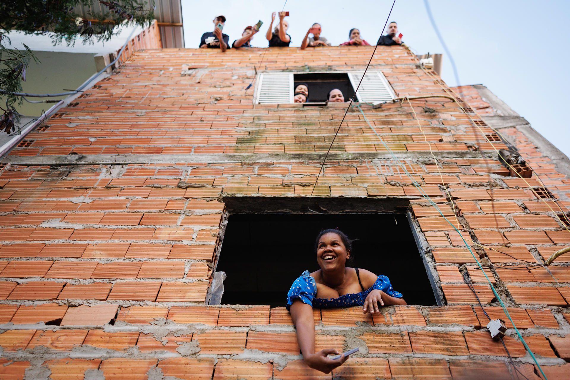 Personas asisten a un evento con el presidente de Brasil, Luiz Inácio Lula da Silva, este jueves, en la favela de Moinho en São Paulo (Brasil). EFE/ Isaac Fontana