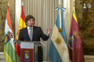 El presidente de Argentina, Javier Milei, pronuncia unas palabras tras recibir un premio de la asociación El Club de los Viernes, este viernes en Madrid. EFE/El Club de los Viernes SOLO USO EDITORIAL/SOLO DISPONIBLE PARA ILUSTRAR LA NOTICIA QUE ACOMPAÑA (CRÉDITO OBLIGATORIO)