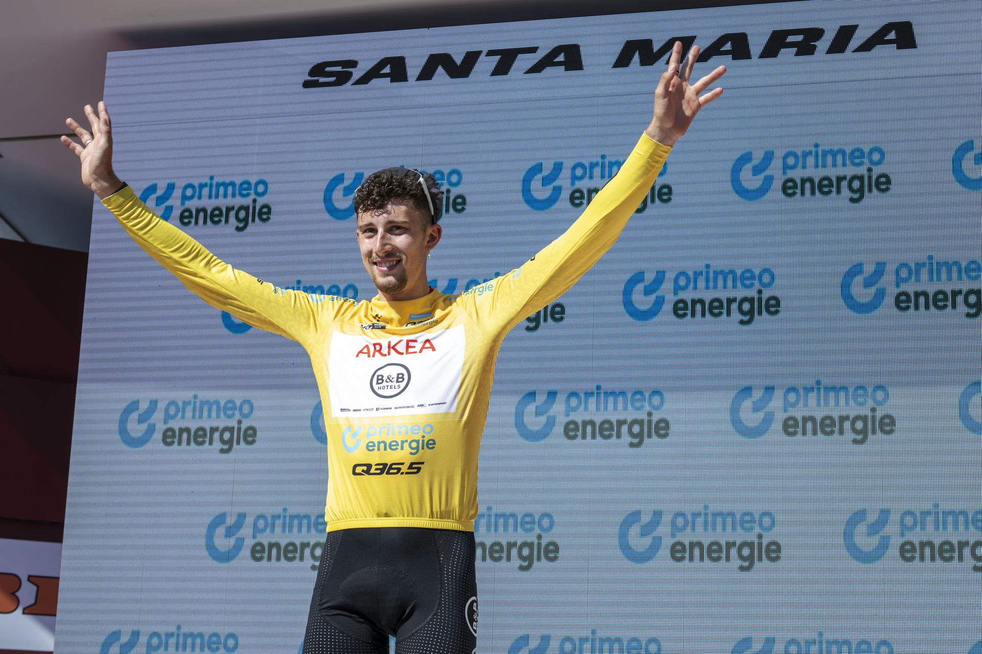 el francés Kevin Vauquelin (Arkéa) es el nuevo líder de la Vuelta a Suiza. EFE/EPA/GIAN EHRENZELLER