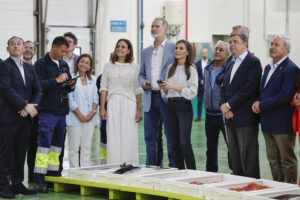 La reina Letizia (4d) y el rey Felipe VI (c) participan en la subasta de la lonja de Burela (Lugo) durante su visita a la localidad para interesarse de primera mano por la realidad del sector pesquero de A Mariña lucense. En Galicia se denomina "redeiras" a las mujeres que reparan las redes de pesca. EFE/ Lavandeira Jr.
