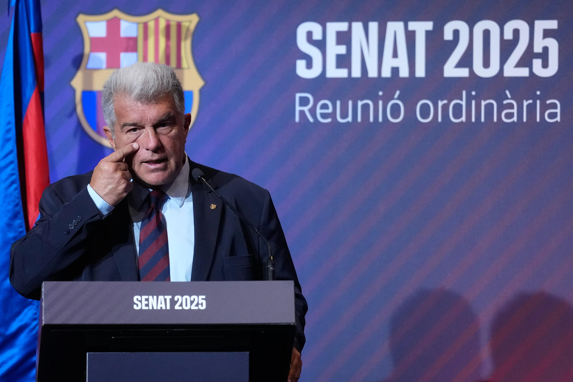 El presidente del FC Barcelona, Joan Laporta, durante su intervención en la reunión ordinaria del Senado del club catalán, un órgano colegiado y honorífico de carácter consultivo, integrado por miles de socios y socias con más antigüedad en el Club, que se ha celebrado este miércoles en el Auditorio 1899 del Spotify Camp Nou. EFE/Enric Fontcuberta