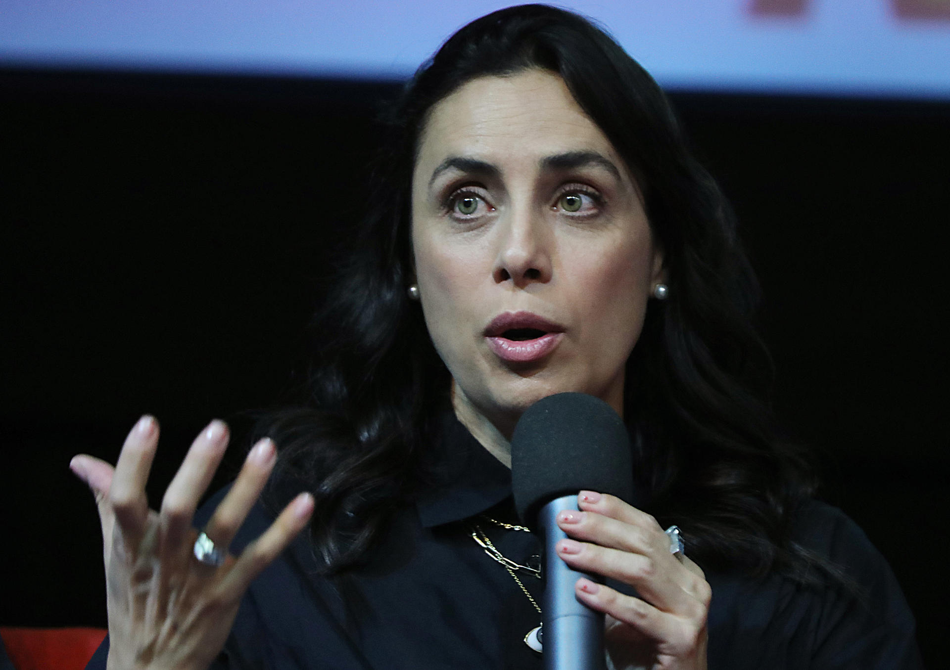 La cineasta Ximena Urrutia habla durante a una conferencia de prensa este martes, en Ciudad de México (México). EFE/ Mario Guzmán