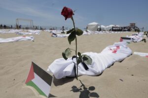 Fotografía de archivo que simboliza niños palestinos muertos por Israel, en la playa de Copacabana, en Río de Janeiro (Brasil). EFE/ Antonio Lacerda