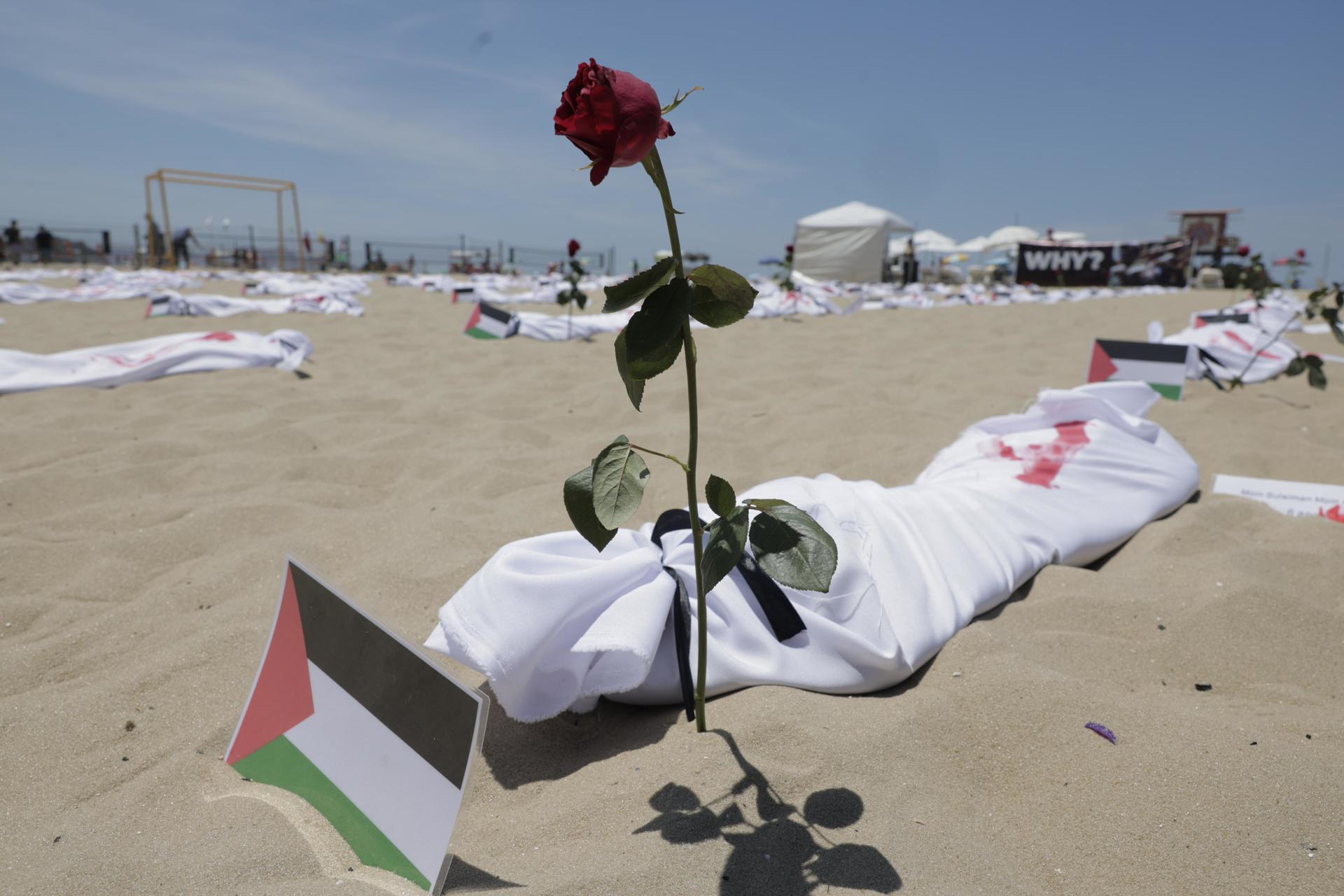Fotografía de archivo que simboliza niños palestinos muertos por Israel, en la playa de Copacabana, en Río de Janeiro (Brasil). EFE/ Antonio Lacerda