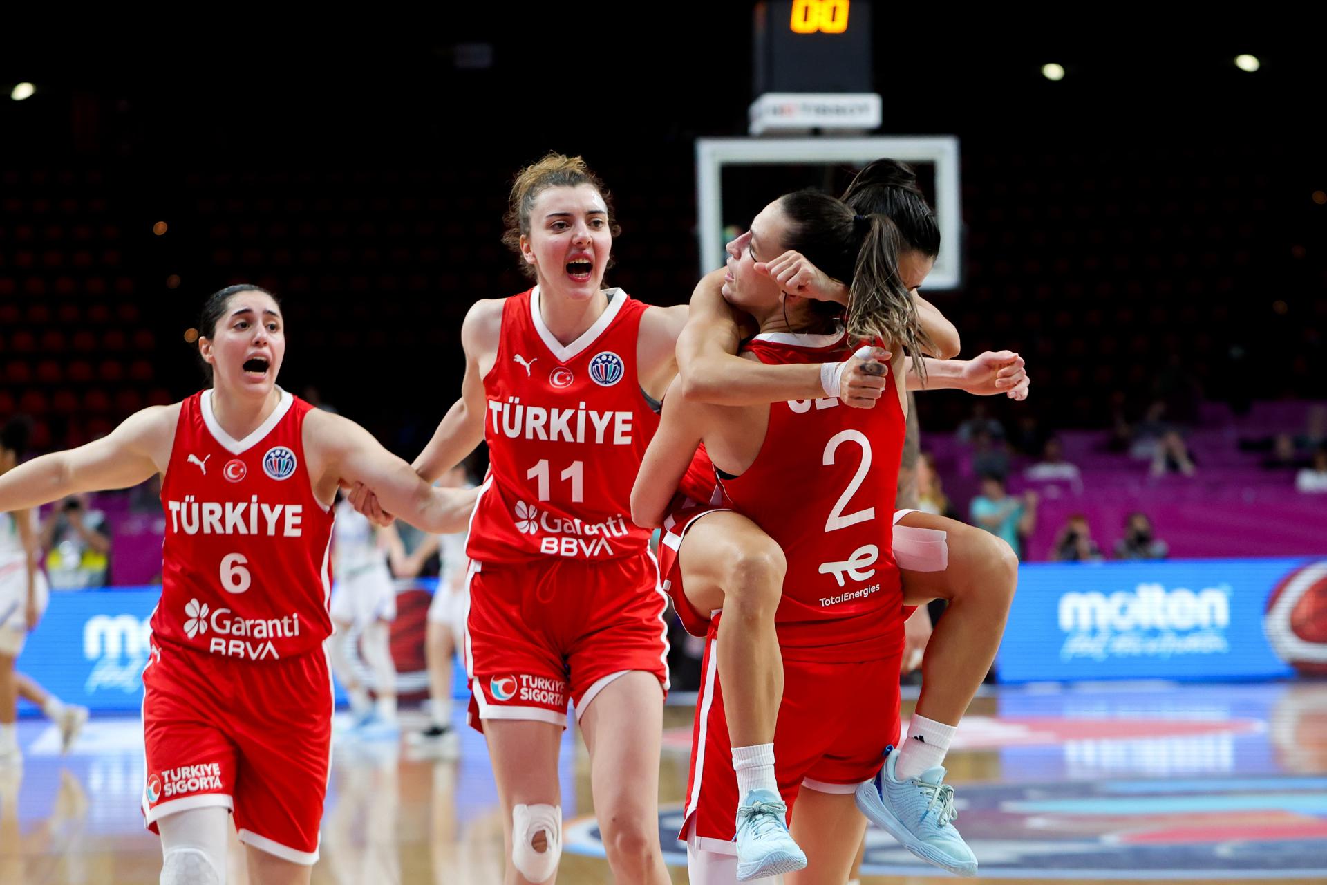Las jugadoras de Turquía celebran la victoria en su partido ante Italia en cuartos de final del EuroBasket 2025, duelo jugado en El Pireo, Atenas. EFE/EPA/GEORGIA PANAGOPOULOU