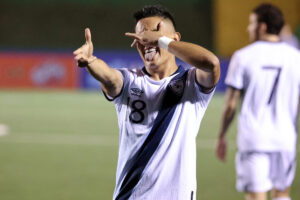 Oscar Santis celebra uno de los tres goles que aportó este viernes a la selección de Guatemala para derrotar de remontada por 4-2  a la de República Dominicana en partido de la segunda fase de las eliminatorias de la Concacaf para el Mundial de 2026 en el estadio capitalino Cementos Progreso. EFE/ Fernando Ruiz
