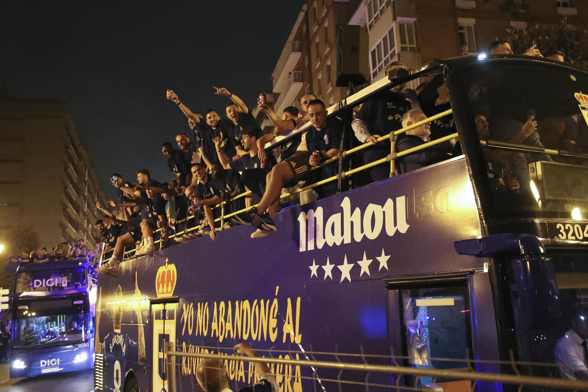 Los jugadores del Real Oviedo celebran con los aficionados el ascenso a Primera División. 24 años después de descender a Segunda División y sufrir una de las travesías más crueles del fútbol nacional en el siglo XXI, el Real Oviedo regresa a la máxima categoría del fútbol español tras superar a un combativo Mirandés en la final del playoff por el ascenso, sacándose la espina de la temporada pasada, cuando se quedó a las puertas en la última eliminatoria. EFE/ J.L.Cereijido.