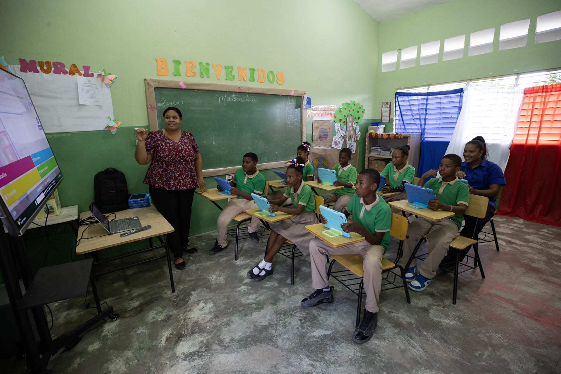 Fotografía de archivo que muestra a estudiantes que utilizan el aula virtual en una escuela en Los Montones (República Dominicana). EFE/ Orlando Barría