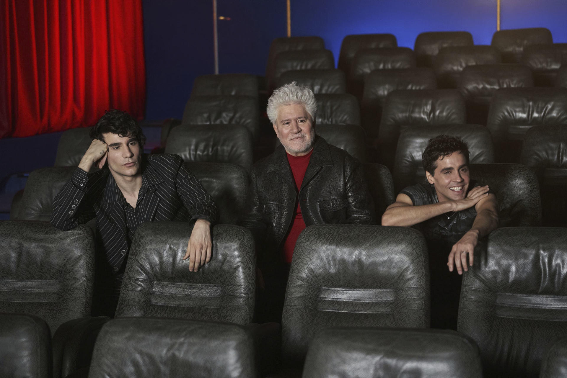 En 'Pedro x Javis', una producción televisiva de tres capítulos que dirigen Javier Calvo y Javier Ambrossi, Almodóvar deja claro que ha prohibido a sus familiares que autoricen una biografía o 'biopic' cuando él ya no esté. Sin embargo, sí ha abierto la puerta a este homenaje en vida que han rodado los directores de 'La llamada' o 'Paquita Salas'. EFE/ Mista-movistar Plus+ Comunicación SOLO USO EDITORIAL/SOLO DISPONIBLE PARA ILUSTRAR LA NOTICIA QUE ACOMPAÑA (CRÉDITO OBLIGATORIO)