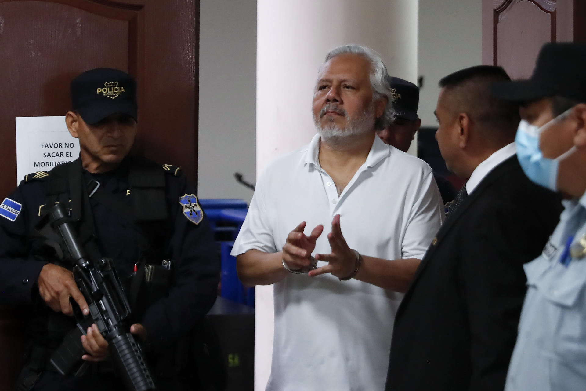 El abogado Enrique Anaya (c) sale de una audiencia este martes, en el centro judicial 'Isidro Menéndez', en San Salvador (El Salvador). EFE/ Rodrigo Sura
