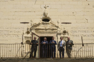 La catedral Santa María de Vitoria ha celebrado este martes su vigésimo quinto aniversario como "referente internacional" de un modelo "revolucionario" de restauración: 'Abierto por obras', consistente en visitas guiadas para conocer 'in situ' la evolución de las obras de recuperación y la historia de la capital alavesa. El lehendakari, Imanol Pradales (c), y el diputado general de Álava, Ramiro González (2i), junto con el técnico de la catedral, Leandro Cámara (d), el director gerente, Jon Lasa (2d) y el Dean de la Catedral, José Miguel Lúcas (i), han presidido el acto de conmemoración de estos 25 años de actividad de la Fundación Catedral Santa María, durante los cuales dos millones de visitantes en participado en estas visitas guiadas. EFE/ Adrián Ruiz-Hierro