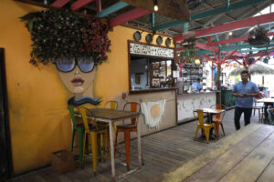 Fotografía del interior de un restaurante vacío este lunes en Isla Colón, provincia de Bocas del Toro (Panamá). EFE/Bienvenido Velasco