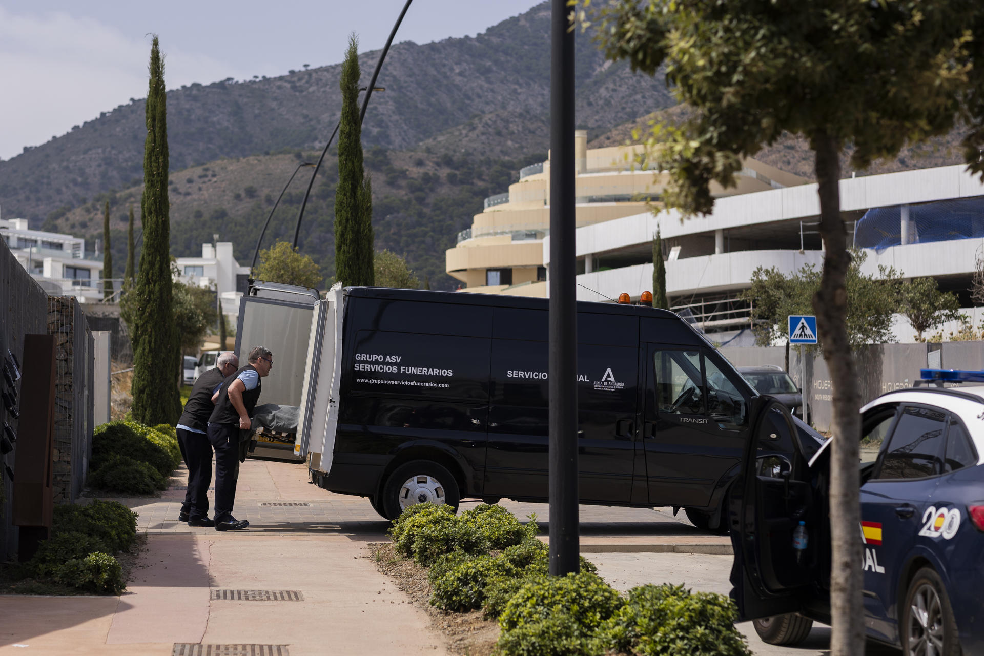 Dos operarios de la funeraria trasladan uno de los cuerpos sin vida en la urbanización Higuerón West de la localidad malagueña de Fuengirola, donde una mujer de 43 años ha muerto este jueves al ser presuntamente asesinada por su pareja, un hombre de 46 años que después se ha suicidado. Ambos eran culturistas profesionales y de origen colombiano, aunque el hombre también tiene la nacionalidad estadounidense y residían la mayor parte del tiempo en Dubái (Emiratos Árabes), donde competían en culturismo, según las fuentes.EFE/Carlos Díaz.
